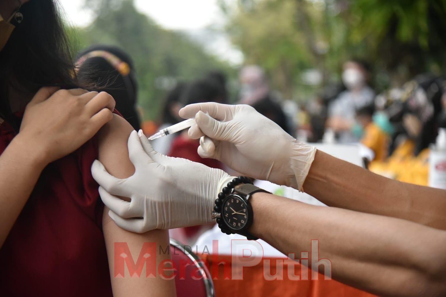 Pemkot Surabaya juga memberikan imbauan terhadap para Pelaku Perjalanan Luar Negeri (PPLN). Sebab, mereka memiliki resiko tertular COVID-19 akibat interaksi dengan orang lain dari berbagai negara. Sehingga perlu dipastikan mempunyai kekebalan yang cukup u