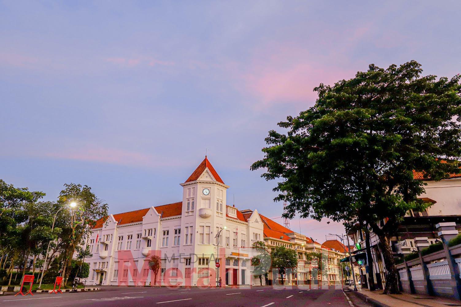 Kota Lama kini menjadi salah satu ikon penting bagi Surabaya. Kota ini telah diakui sebagai salah satu pilihan favorit bagi wisatawan yang mencari liburan singkat (micro-travel). Data pemesanan dari platform perjalanan menunjukkan bahwa Surabaya berhasil 