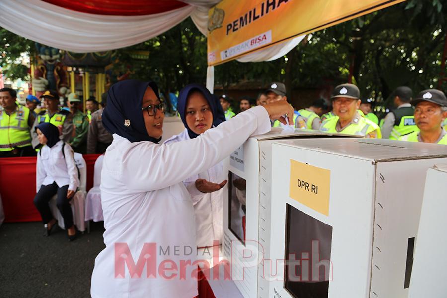 Para nakes dan petugas Pemilu di lapangan agar tetap sehat dan bugar Pemkot Surabaya membekali mereka vitamin I MMP I dok Pemkot