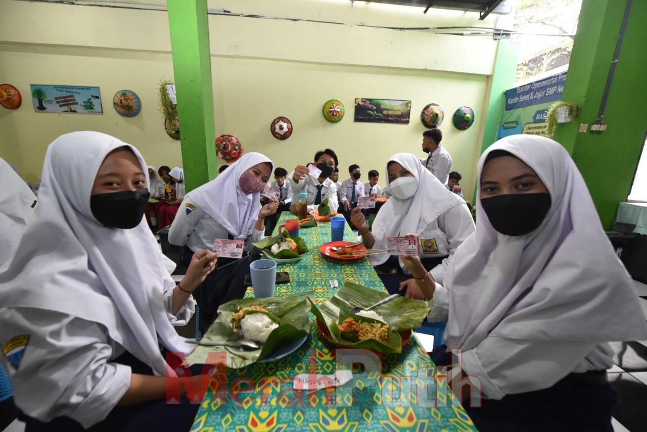 Katepay yang digunakan anak pelajar ini awalnya adalah Kartu Identitas Anak (KIA). Berdasarkan Permendagri nomor 2 tahun 2016, fungsi KIA adalah untuk identitas penduduk bagi anak usia di bawah 17 tahun, karena mereka juga penduduk yang punya hak konstitu