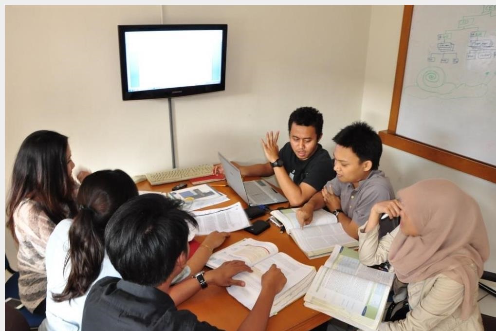 Diskusi antar mahasiswa untuk memecahkan masalah pertanyaan Jono dan Joni merupakan teman dekat (bukan saudara) karena rumah mereka berdua berdekatan, dalam mazhab ilmu hukum dikenal beberapa aliran salah satunya adalah aliran positivisme dalam pengantar