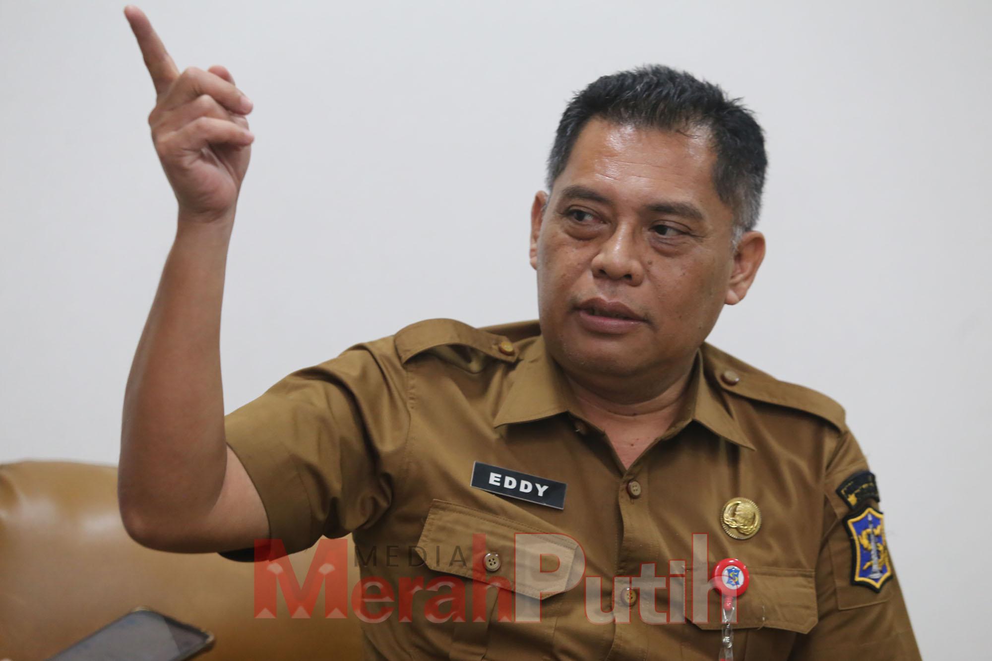 Kepala Dispendukcapil Kota Surabaya Eddy Christijanto mengingatkan yang dilarang itu adalah masyarakat yang pindah ke Surabaya tapi belum mengetahui akan bekerja dimana dan tempat tinggalnya dimana. Apabila hal ini teridikasi dan ditemukan, maka pemkot ak