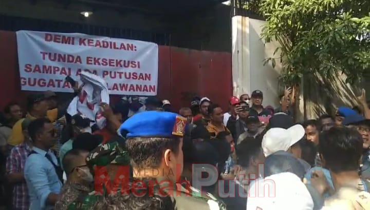 Upaya eksekusi oleh Pengadilan Negeri Surabaya atas obyek bangunan menyerupai gudang di persil Jl. Kenjeran No. 304 A terkesan dipaksakan, Selasa, (27/02) I MMP I Dhimas Guuruh 