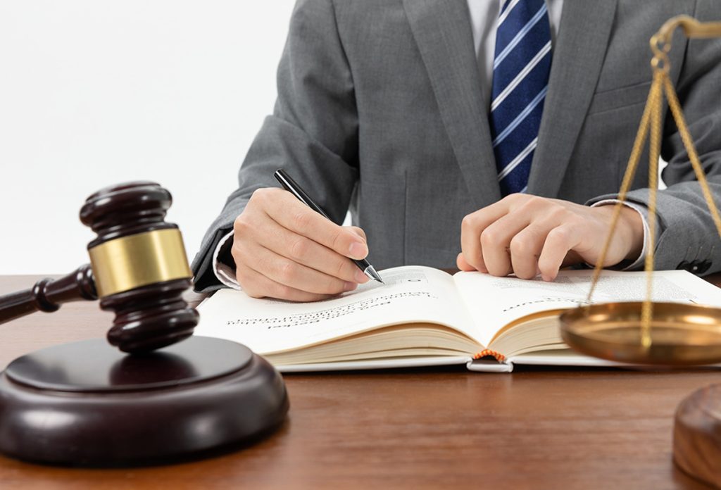 Jaminan bantuan hukum terdapat di dalam ketentuan Undang-Undang Dasar Negara Republik Indonesia Tahun 1945, di antaranya Pasal 27 ayat (1), Pasal 28D ayat (1), Pasal 28I ayat (1), Pasal 28H ayat (2), Pasal 28I ayat (4) dan ayat (5), serta Pasal 34 ayat (2