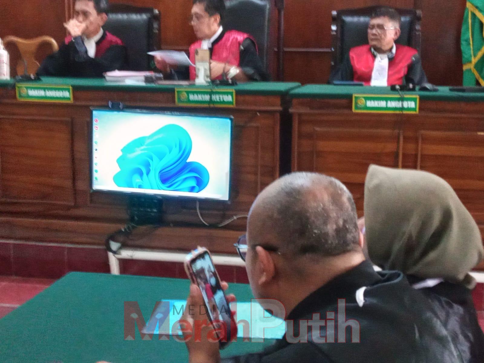 Dalam sidang putusan majelis hakim PN Surabaya terdakwa Alfian Surya Pratama dinilai melakukan tindak pidana, dengan sengaja tanpa hak mengakses sistem elektronik dengan tujuan memperoleh informasi atau dokumen I MMP I totok Prastyo