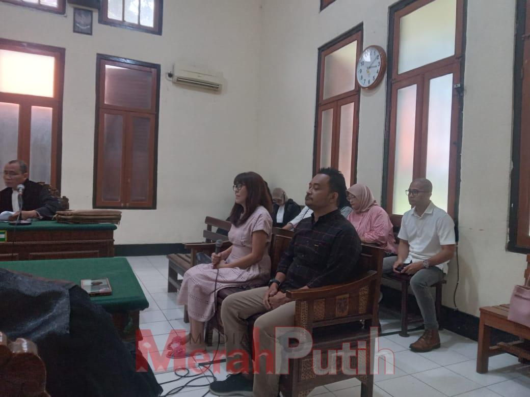 nasabah Bank Danamon, Virnajati dan Sukma Hadi Wijaya bagian penagihan dari BFI Finance saat dihadirkan sebagai saksi terkait perkara dugaan penggelapan dana nasabah dengan terdakwa Damayanti Astika Sari di PN Surabaya, Selasa (27/02) I MMP I Totok Prasty