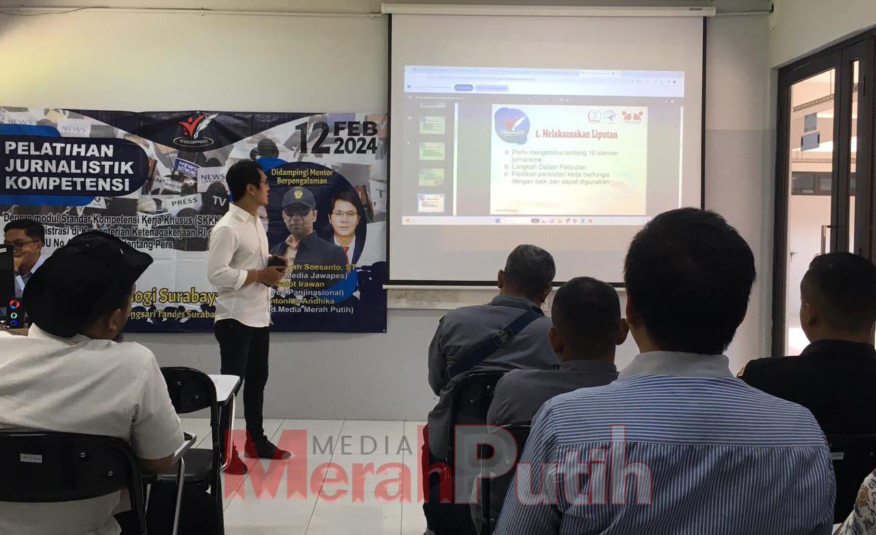 Mentor Antonius Andhika ketika memaparkan materi membuat perencanaan liputan terdiri dari alur perencanaan liputan, menghimpun data dan informasi hingga teknis metode untuk mencari berita yang mencakup kriteria umum terkait nilai berita apakah memenuhi u