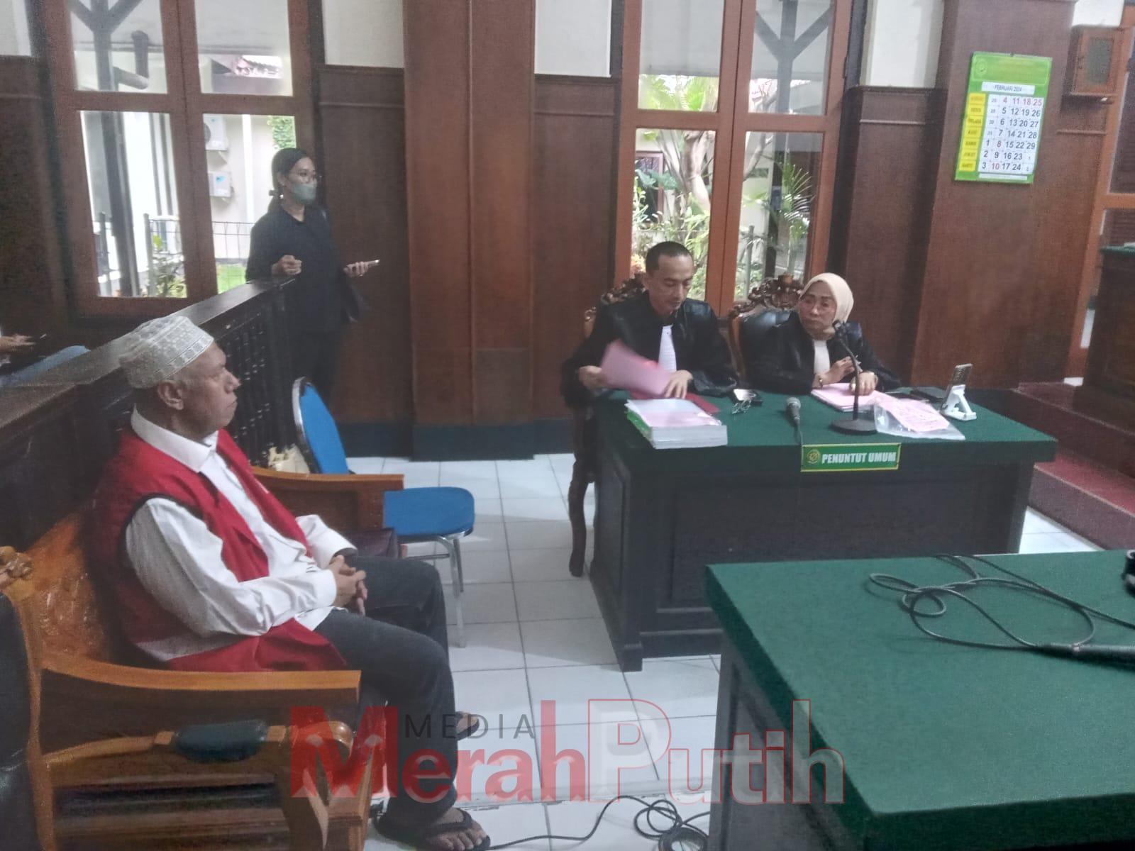Nasjianto Bos PT Armanda Jaya Perkasa duduk pesakitan Pengadilan Negeri Surabaya lantaran diduga menipu ratusan korban bermodus menjual perumahan fiktif berkedok brosur, Senin (26/02) I MMP Totok Prastyo