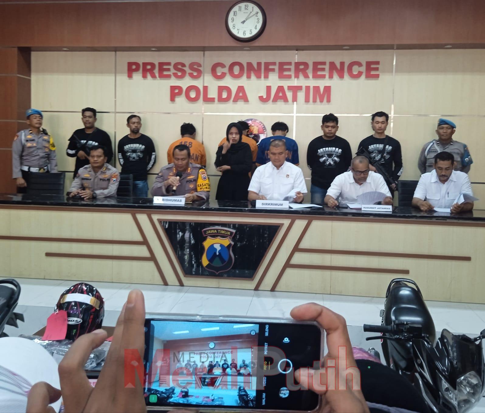 Ditreskrimum Polda Jatim saat jumpa pers di Gedung Humas pengungkapan spesialis penjambretan Nenek-nenek yang sempat viral, Senin, (26/02) I MMP I Dhimas Guruh Prabowo