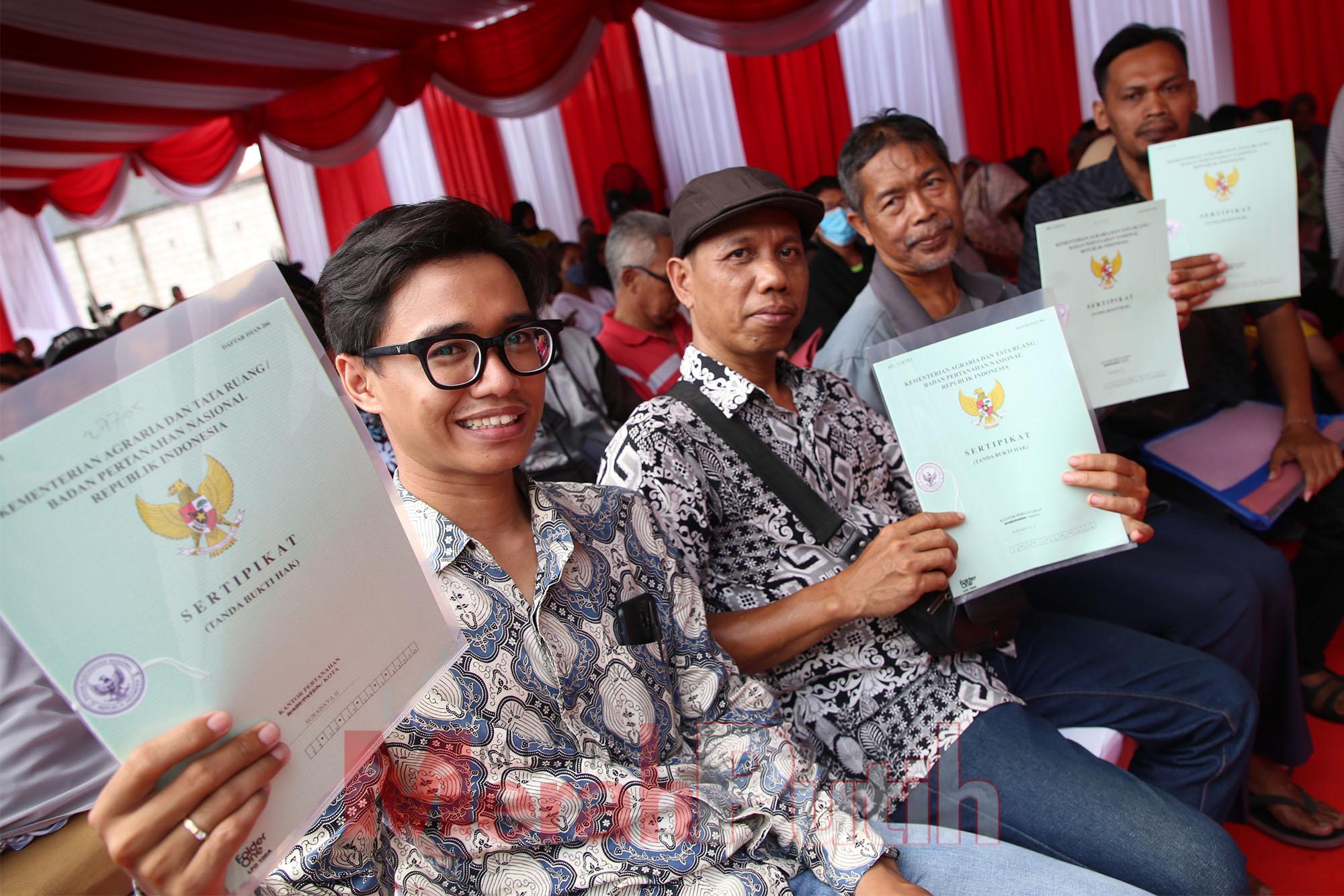 Dengan sertipikat ini warga mempunyai hak atas tanah dan rumah itu. Selain itu, warga mendapatkan kepastian hukum dan dijamin hukum atas tanah dan rumah yang dimilikinya I Foto I MMP I dok Pemkot