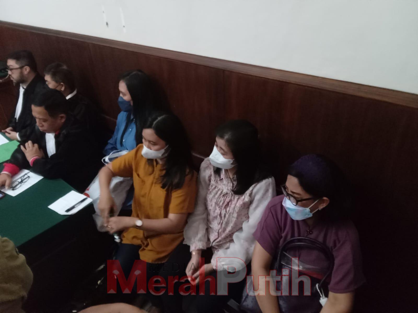 Dugaan kejaĥatan perbankan dalam perkara Bank Prima Master terus menjadi perhatian kalangan pewarta yang menjerat empat terdakwa di PN Surabaya, (19/02) I MPP I Totok Prastyo