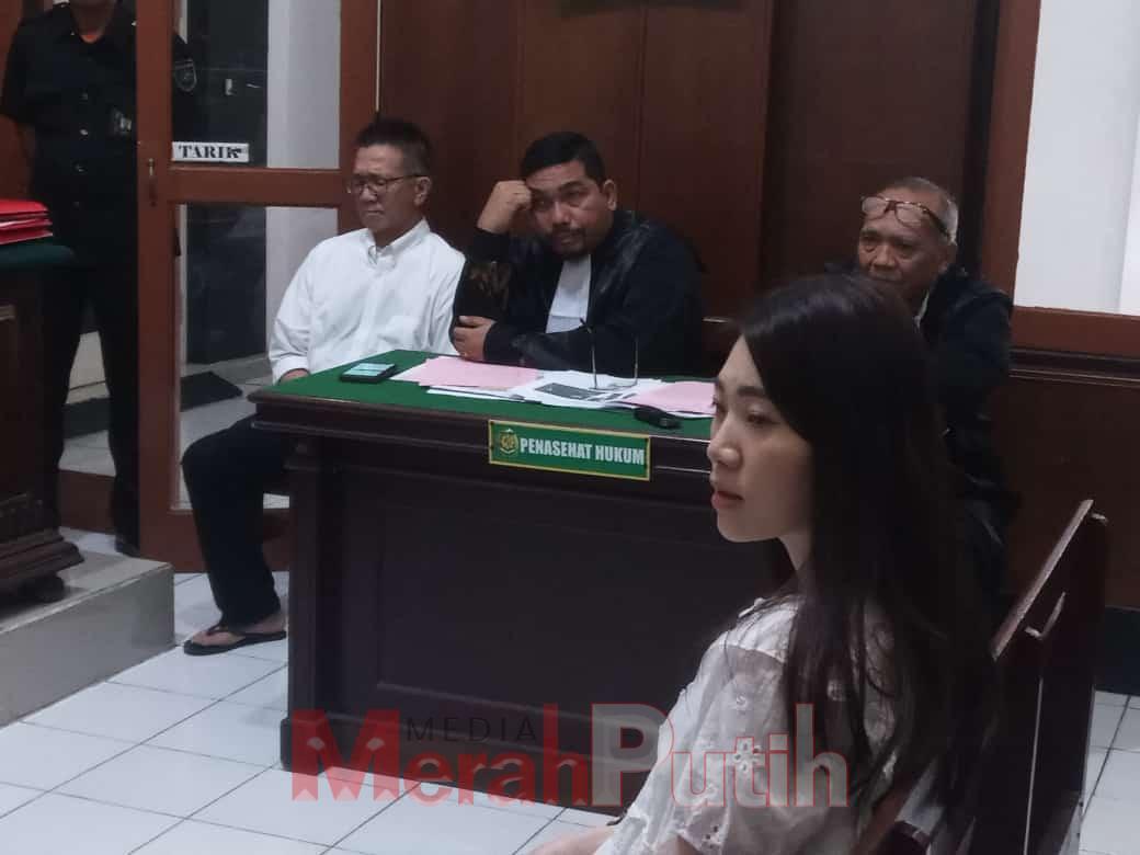 Irene Kusumawati saat memberikan kesaksian terkait perkara dugaan penganiayaan terhadap teman korbannya Melville Nathaniel Tjipto di ruang cakra PN Surabaya, Kamis (29/02) I MMP I Totok Prastyo 