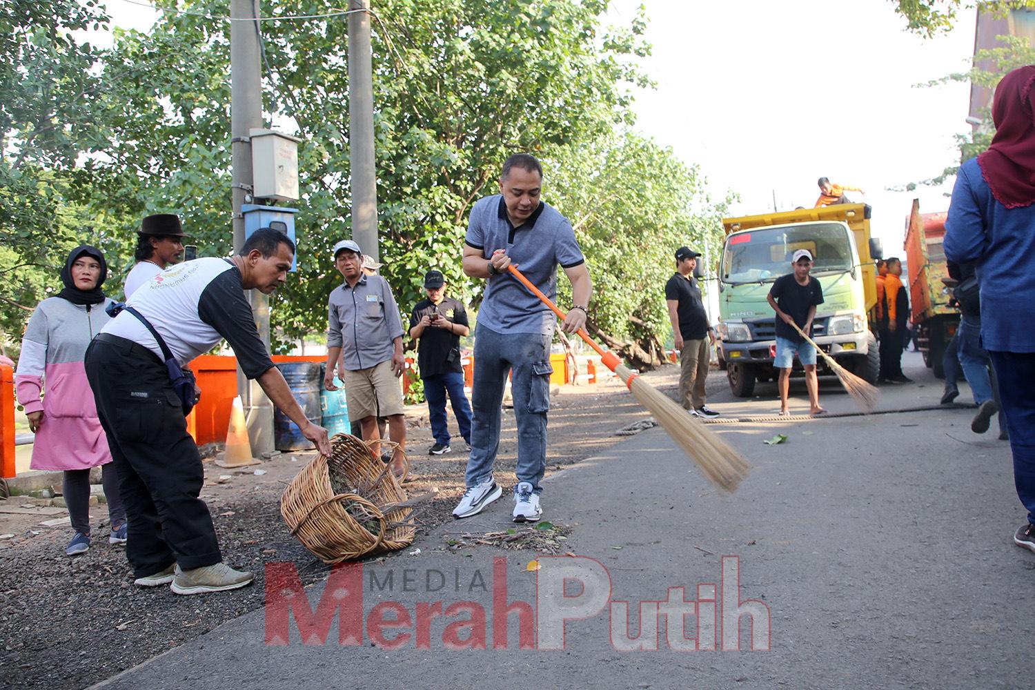 Pimpin kerja bakti massal di Kalimas Timur, Wali Kota Eri gerakkan ribuan pegawai Pemkot Surabaya, Nyamplungan, Pabean Cantikan, Minggu (25/2) pagi I MMP I dok Pemkot
