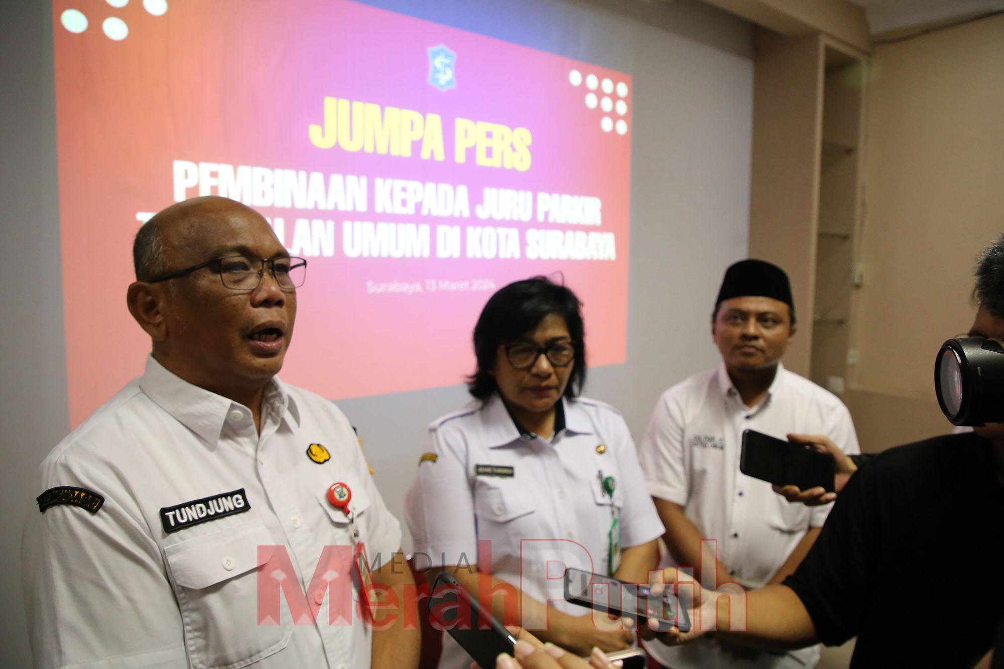Dishub Surabaya mencatat saat ini ada sebanyak 1.370 titik parkir Tepi Jalan Umum (TJU) di Kota Pahlawan. Sedangkan jumlah jukir yang sudah tervalidasi Dishub Surabaya mencapai sekitar 924 orang