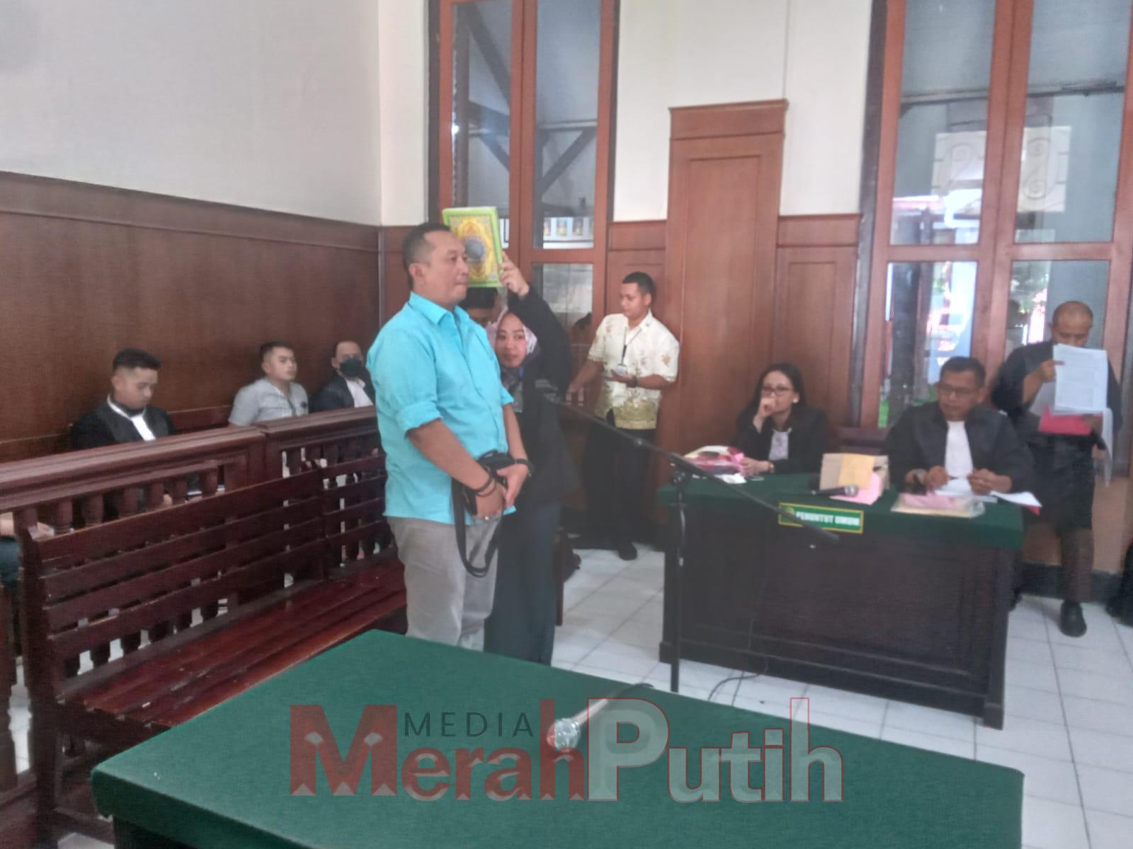 Jaksa Penuntut Umum (JPU) Hasanudin Tandilolo dari Kejari Surabaya, menghadirkan saksi Wisnu atasan dari terdakwa. A Yoga Prawita Nural Kusna saat saat memberikan kesaksian terkait perkara pengemplangan uang setoran leasing dari kreditur yang tidak diseto