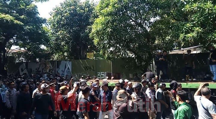 eksekusi pengosongan gudang ini mereka lakukan berdasarkan putusan sengketa gudang tersebut antara pihak Enny dengan pihak Probo yang sudah berkekuatan hukum tetap, Selasa (06/03) I Foto I MMP Totok Prastyo