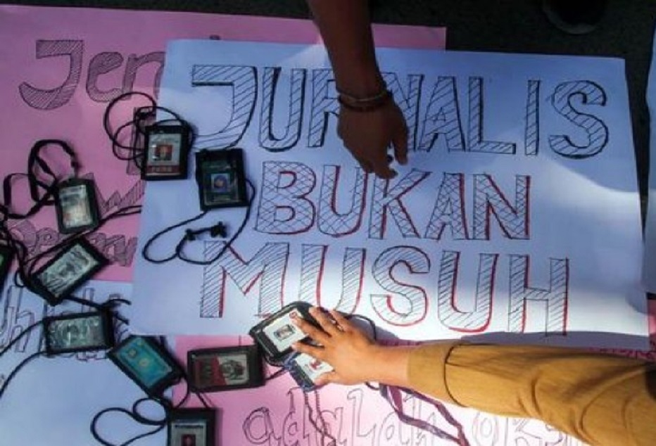 Wartawan, Jaka Santanu Wijaya mengaku, dua orang pegawai Pengadilan Negeri (PN) Surabaya salah satunya sekuriti berseragam merah maroon masuk ke ruang sidang dan mengarahkan kamera ponsel ke arah pengunjung, termasuk ke arah dirinya yang tengah meliput. T
