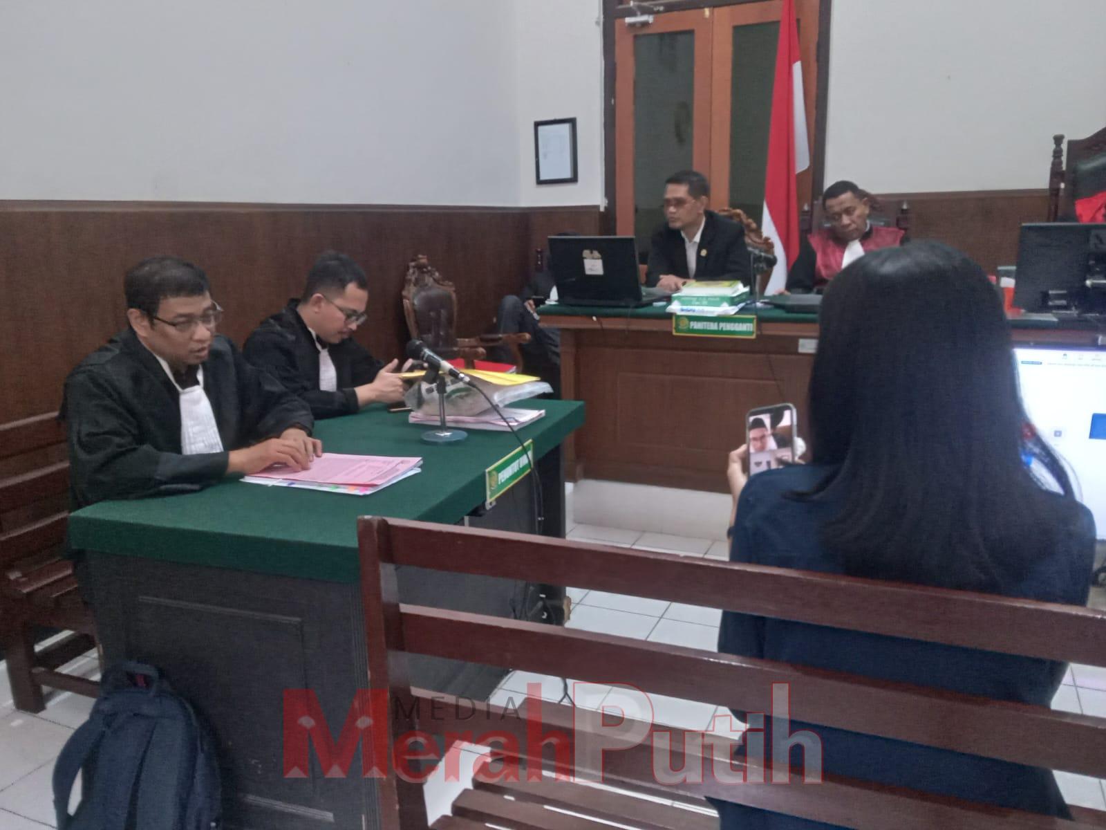 Grace Sabat Artika saat dihadirkan Jaksa Penuntut Umum sebagai saksi korban terkait perkara penganiayaan yang dilakukan terdakwa Erwin Dwi Kurnia di PN Surabaya, Rabu (27/03) I MMP I Foto Totok Prastyo