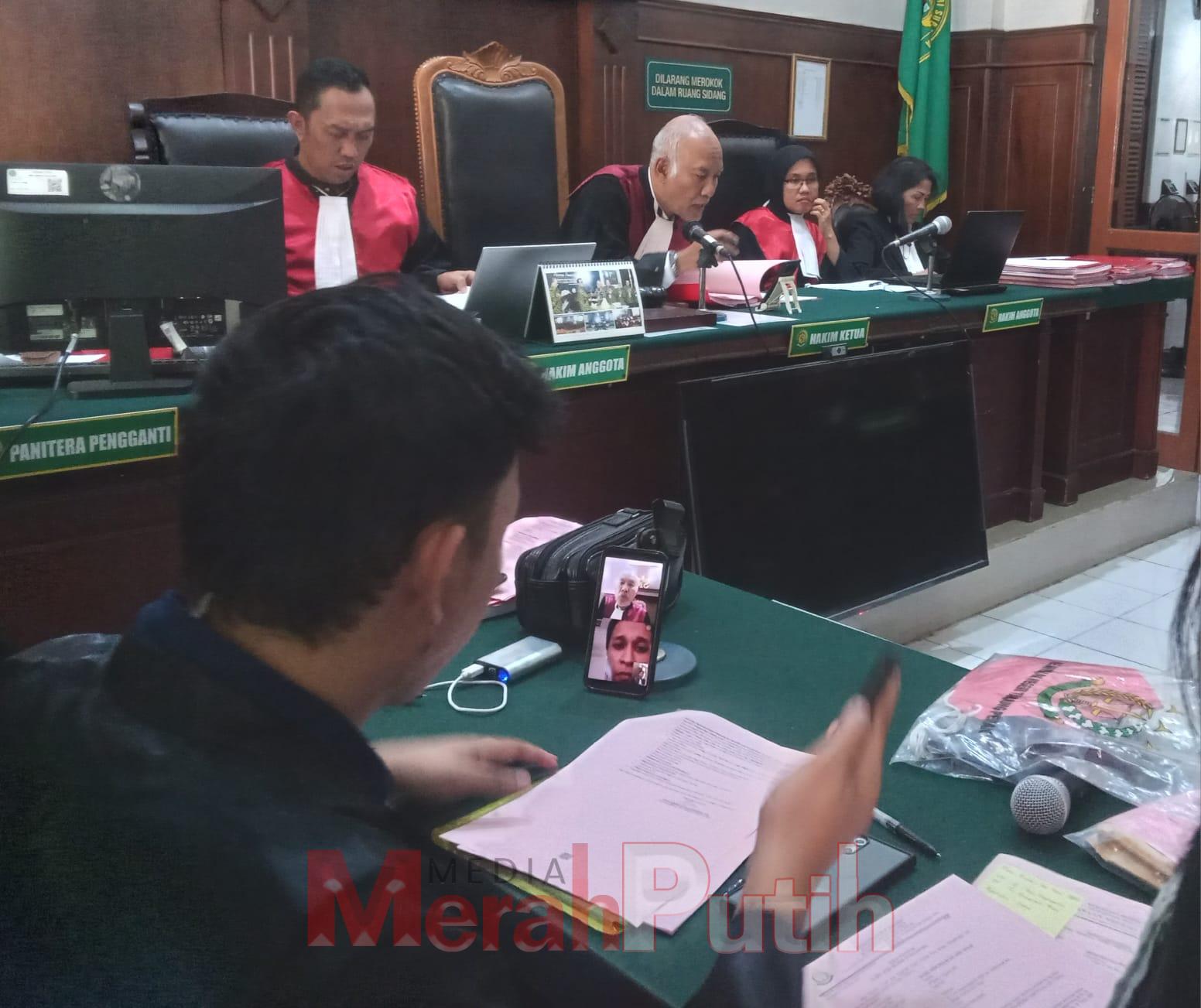 Dalam fakta sidang pengacara terdakwa keberatan atas tuntutan jaksa lantaran barang bukti ganja yang dituduhkan bukan milik terdakwa yang didapatkan atas kendali napi (narapidana) yang berada dibalik Lapas Madiun I MMP I Foto I Totok Prastyo