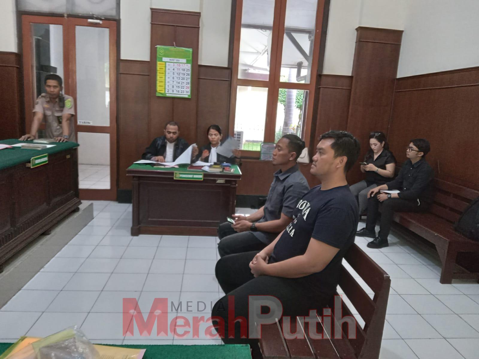 Saksi penangkap yakni Landy Febriansyah dan Suhermanto petugas dari Polres Pelabuhan Tanjung Perak saat dihadirkan Jaksa Penuntut Umum terkait perkara yang menjerat terdakwa Salma Naura Salsabilla yang terjerat perkara judi online di PN Surabaya, Selasa (