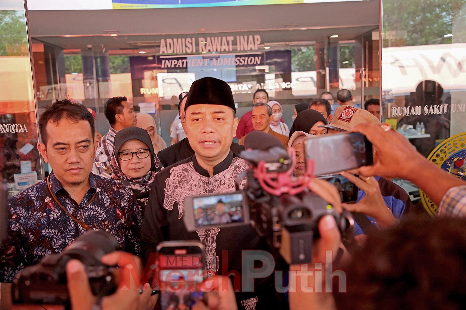 Wali Kota Eri Cahyadi seusai melakukan peninjauan Rumah Sakit Universitas Airlangga (RS Unair) pada Sabtu (23/3) terdampak gunjangan gempa magnitudo 6.5. ia bersama para ahli teknik beton saat ini menghitung kembali kekuatan dari struktur bangunan gedung 