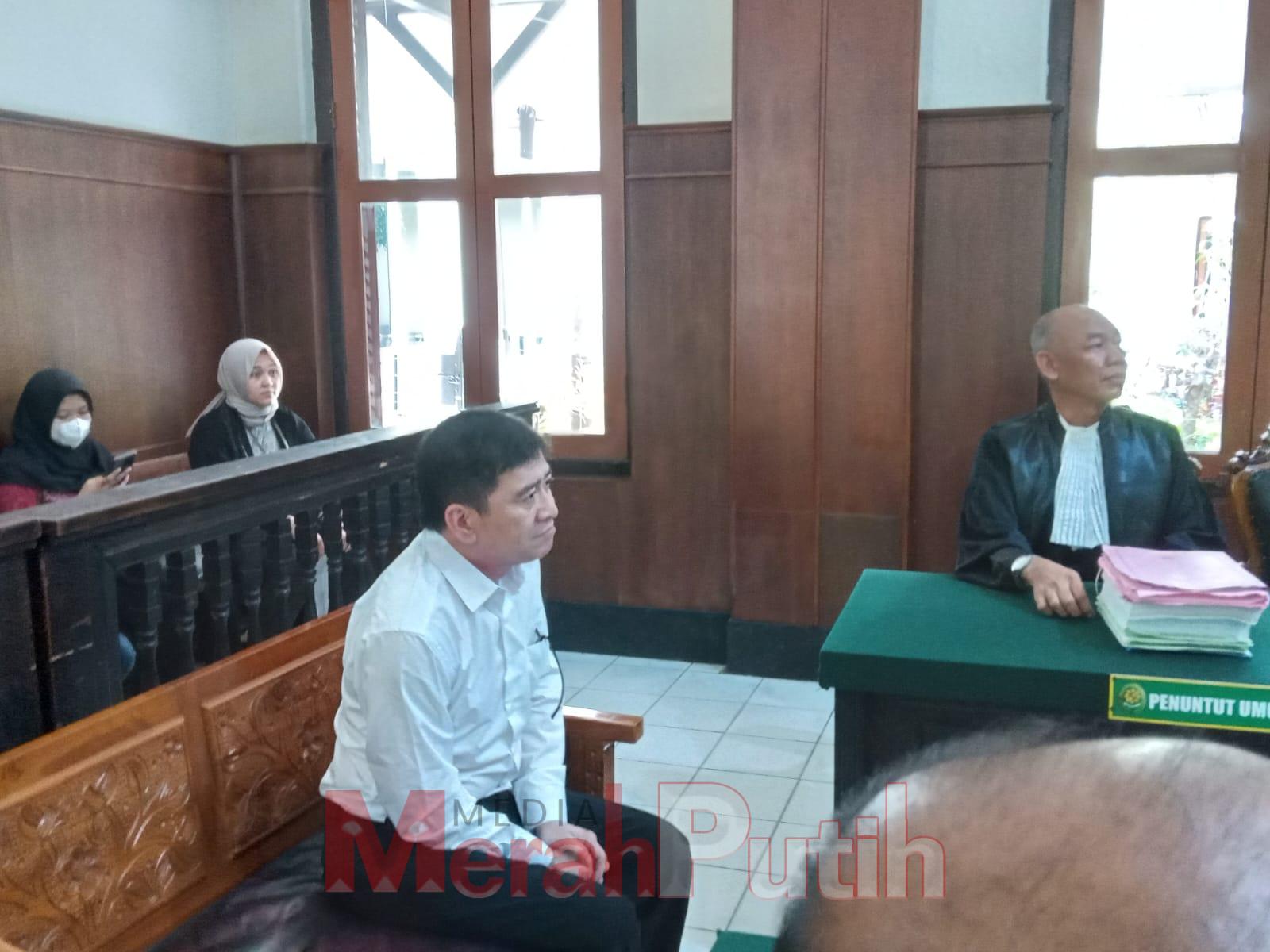 Terdakwa Antonius Wijaya (AW) Napi tahanan di Rutan Medaeng saat dihadirkan dalam sidang perkara TPPU yang menjerat terdakwa dari hasil kejahatan berbisnis narkoba selama mendekam di tahanan Rutan Kelas I Surabaya di Medaeng, Sidoarjo, Senin (18/03) I fot