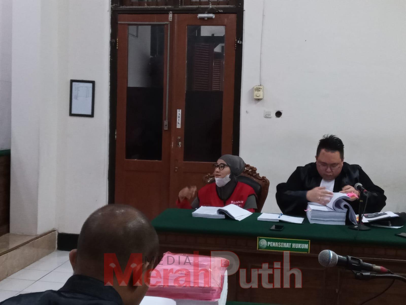 Terdakwa Winarti mantan Banch Service Manager (BSM) Bank BTPN Sinaya cabang Kedungdoro membantah keterangan dari saksi yang dihadirkan Jaksa Penuntut Umum (JPU) Furkon Adhi Nugroho di PN Surabaya, Rabu (13/03) I Foto I MMP I Totok Prastyo