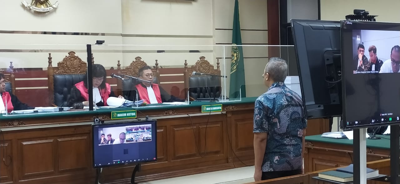 Majelis hakim Pengadilan Tindak Pidana Korupsi (Tipikor) Surabaya menjatuhkan pidana penjara kepada terdakwa Puji Triasmoro, Mantan Kajari Bondowoso selama 7 tahun dan denda sebesar Rp300 juta. Puji dinilai terbukti secara sah dan meyakinkan bersalah dala