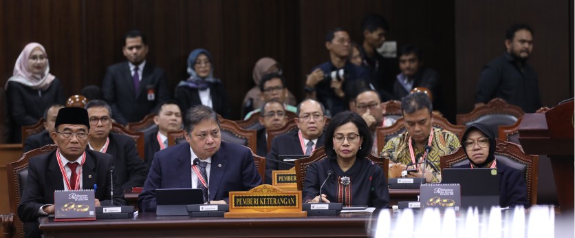 Mahkamah Konstitusi (MK) menghadirkan keempat menteri kabinet Indonesia Maju antara lain Menteri Koordinator Bidang Pembangunan Manusia dan Kebudayaan (Menko PMK) Muhadjir Effendy, Menteri Koordinator Bidang Perekonomian Airlangga Hartarto, Menteri Keuang