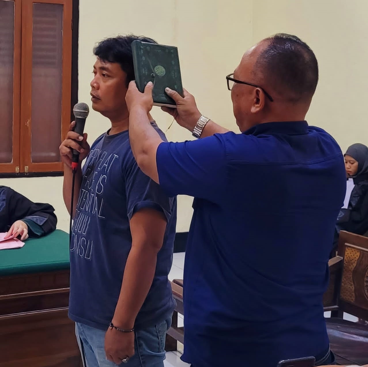 Keanehan itu, terjadi ketika majelis hakim dipimpin Hakim Alex Adam Faisal saat menyidangkan perkara narkoba dengan dua terdakwa Subagio dan Zainudin, anehnya hakim tidak menegur orang yang diduga pengunjung menjadi penyumpah saksi merupakan anggota Polr