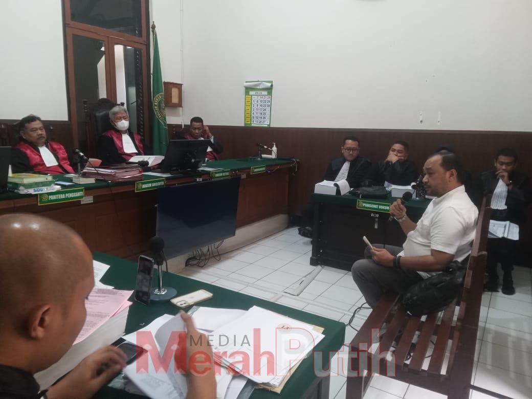 Rio Auditor internal Bank J Trust Indonesia saat memberikan keterangan di hadapan Majelis Hakim PN Surabaya terkait dugaan pemalsuan dokumen pemberian fasilitas kredit kepada PT Karunia Jaya Bersama dengan 3 terdakwa yang merupakan pegawai dari PT Bank J 