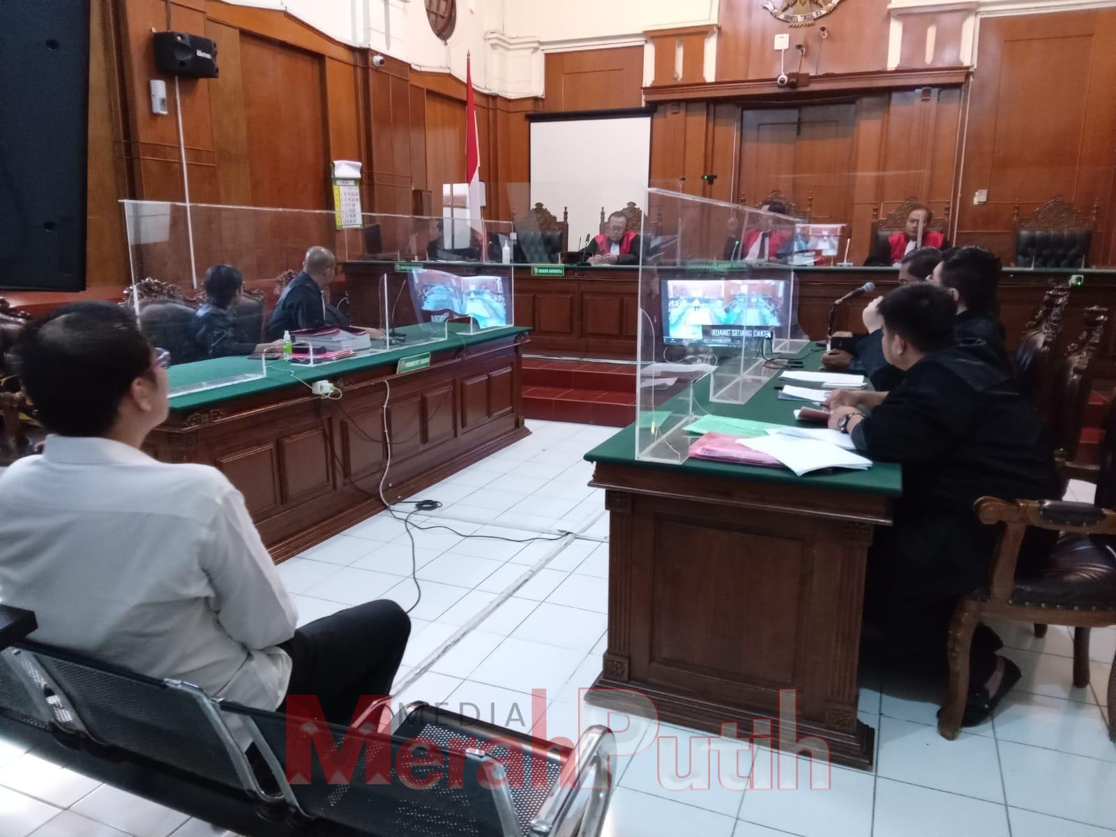 Sidang lanjutan kasus pembunuhan Dini Sera Afriyanti yang tewas dididuga akibat dianiaya oleh pasangan prianya bernama Gregorius Ronald Tannur. Gregorius sendiri disebut sebagai anak dari anggota DPR RI Komisi IV (non aktif), Selasa (02/04) I MMP I Totok 