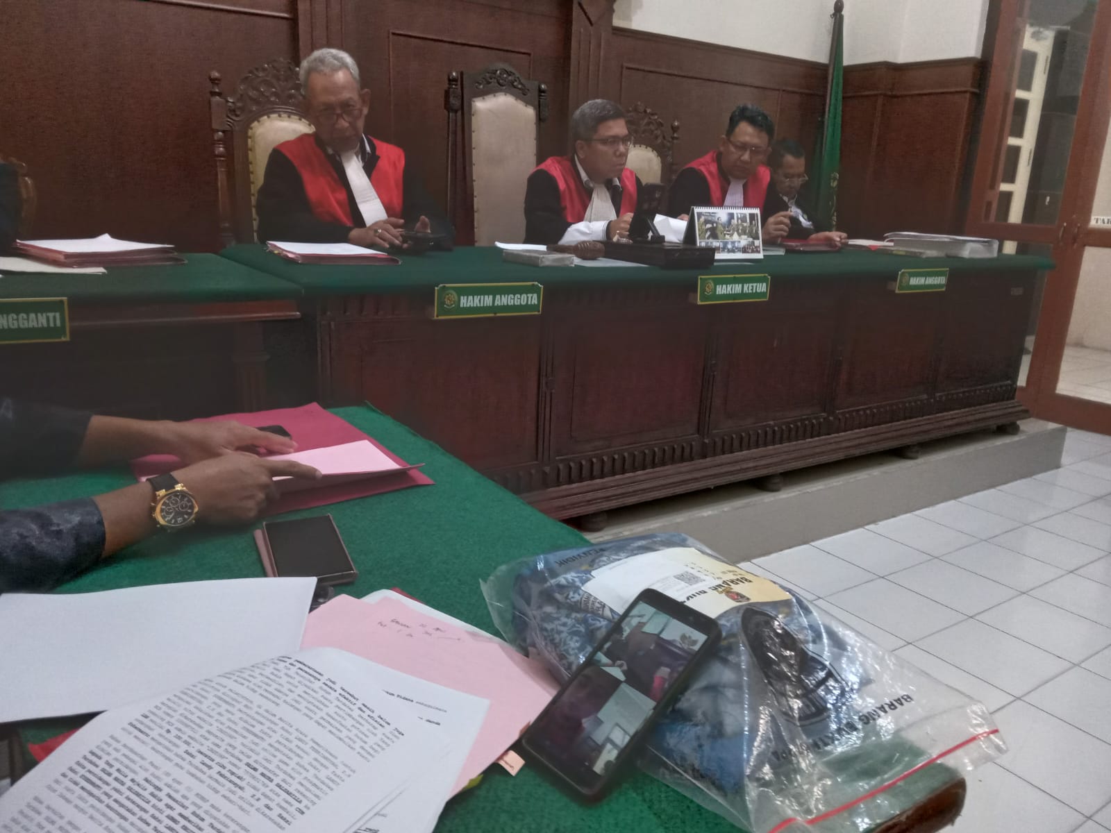 Terdakwa Salma Naura Salsabilla saat mengikuti sidang secara online dengan agenda pembelaan yang meminta terdakwa dibebaskan dari segala tuntutan karena tidak terbukti melakukan tindak pidana perjudian online di Ruang Tirta 1 PN Surabaya, Senin (22/04) I 