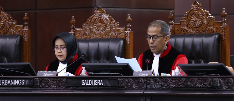 Wakil Ketua MK Saldi Isra saat membacakan pendapat berbedanya atau dissenting opinion pada sidang putusan perkara Perselisihan Hasil Pemilihan Umum Presiden dan Wakil Presiden Tahun 2024, Senin (22/04) di Ruang Sidang MK I MMP IFoto I Humas I I fa