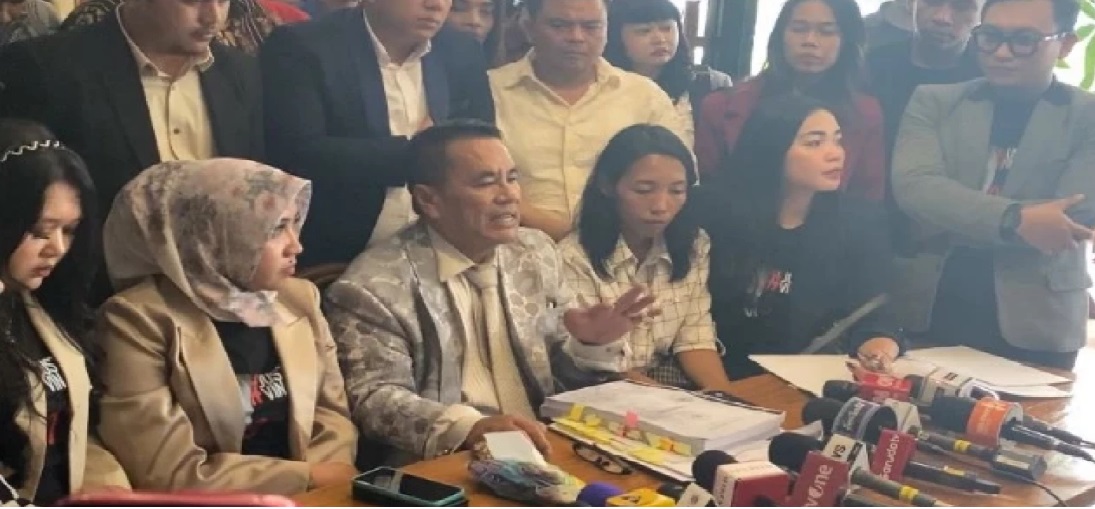 Pengacara keluarga Vina Cirebon, Hotman Paris menggelar konferensi pers dengan media mengungkapkan bahwa lima dari enam terpidana dalam kasus pembunuhan Vina dan Eky tidak mengidentifikasi Pegi Setiawan sebagai pelaku, Rabu (29/05) di Jakarta Utara I MMP 