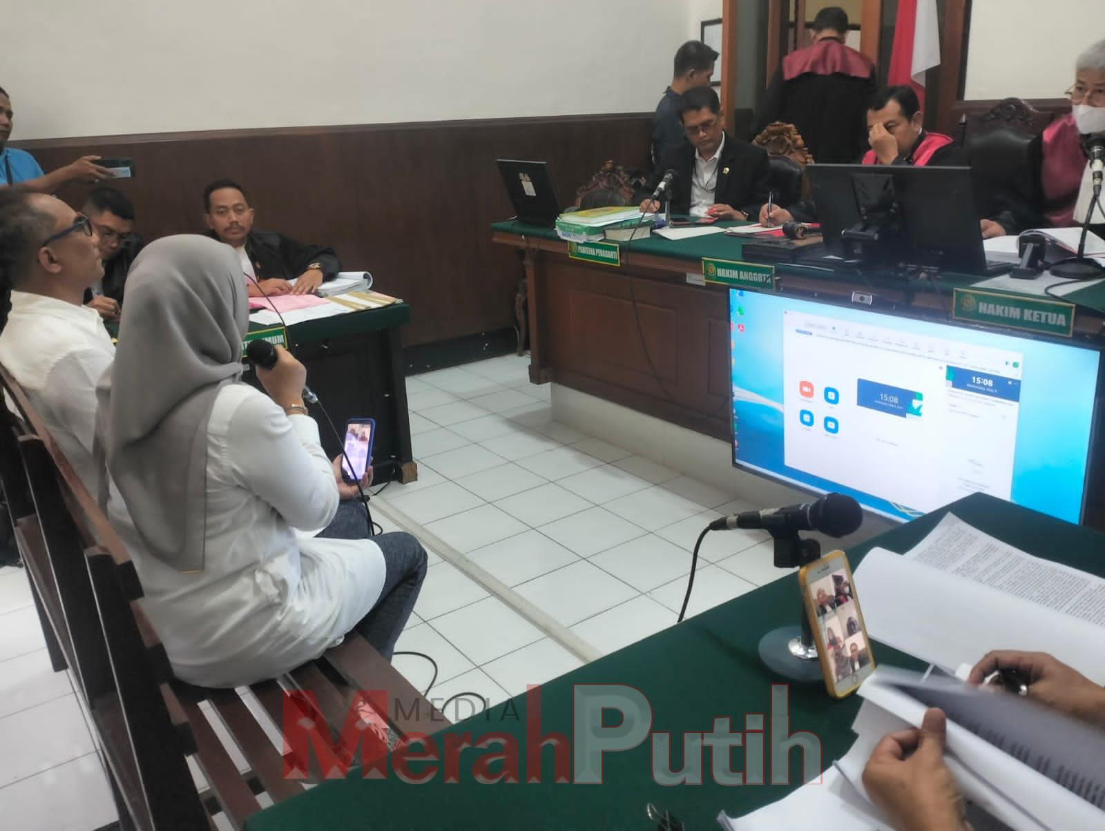 JPU Damang menghadirkan saksi korban Ernie Yulianti. pada kesaksian Erni, dia tertarik dengan penawaran Alvian untuk memberikan modal usaha dengan keuntungan menjanjikan di Pengadilan Negeri (PN) Surabaya, Rabu (08/05) I MMP I Totok Prastyo