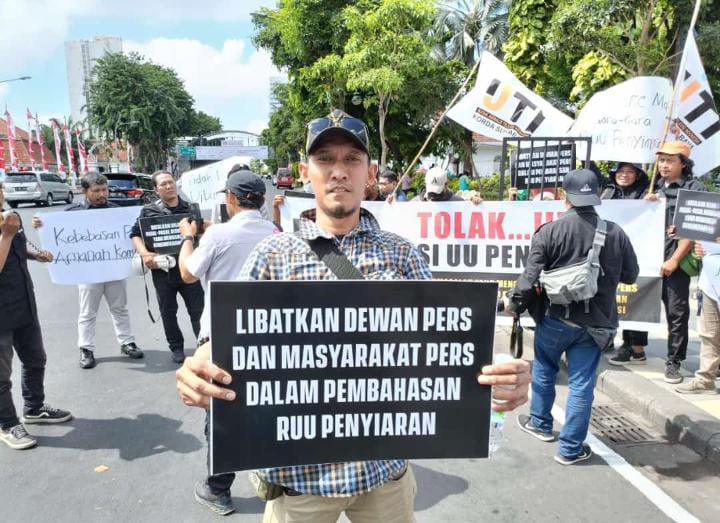 Ikatan Jurnalis Televisi Indonesia (IJTI) melakukan aksi damai di Taman Apsari depan Kantor Gubernur Jawa Timur, Rabu (29/5) I MMP I Dhimas