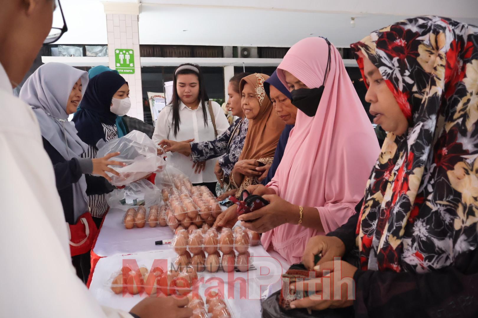 Warga yang datang beramai-ramai untuk membeli aneka komoditas dijual pada program Gerakan Pangan Murah, guna memenuhi kebutuhan rumah tangga mereka I MMP I Dok pemkot