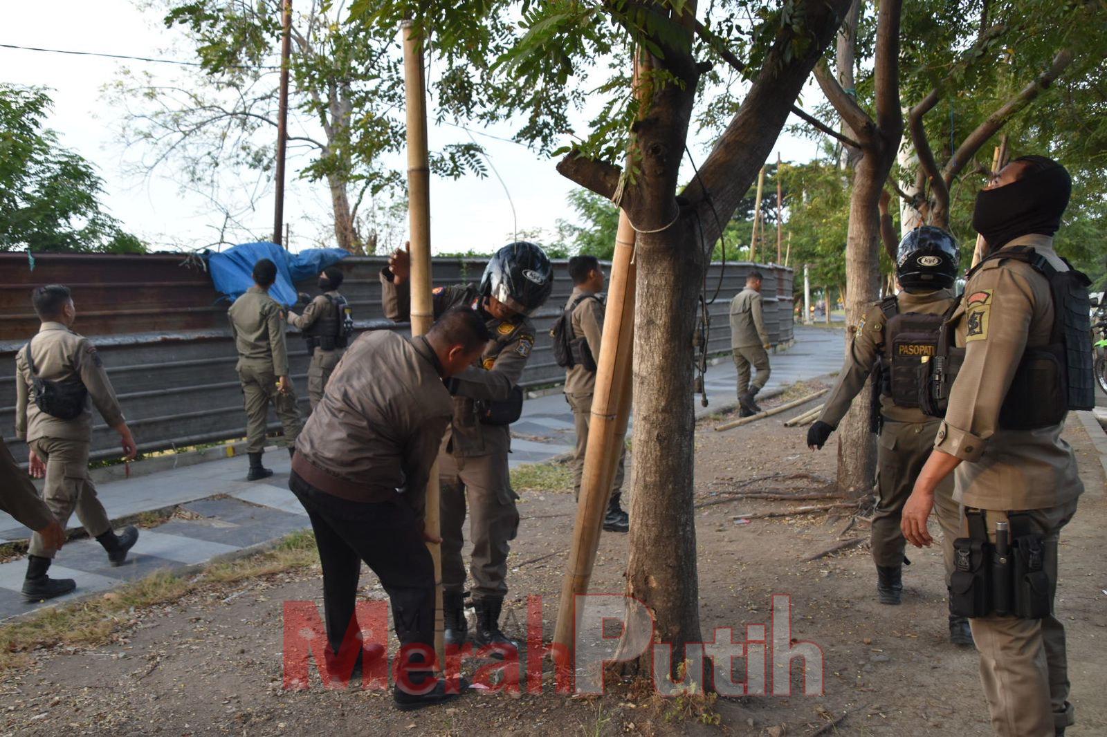 Menurut Satpol PP para Pedagang Kaki Lima (PKL) telah diberikan sosialisasi dan peringatan secara berkala oleh Kecamatan Gayungan setelah serangkaian surat peringatan dikirimkan dan belum ada tindakan perbaikan, maka tindakan eksekusi penertiban pun dilak