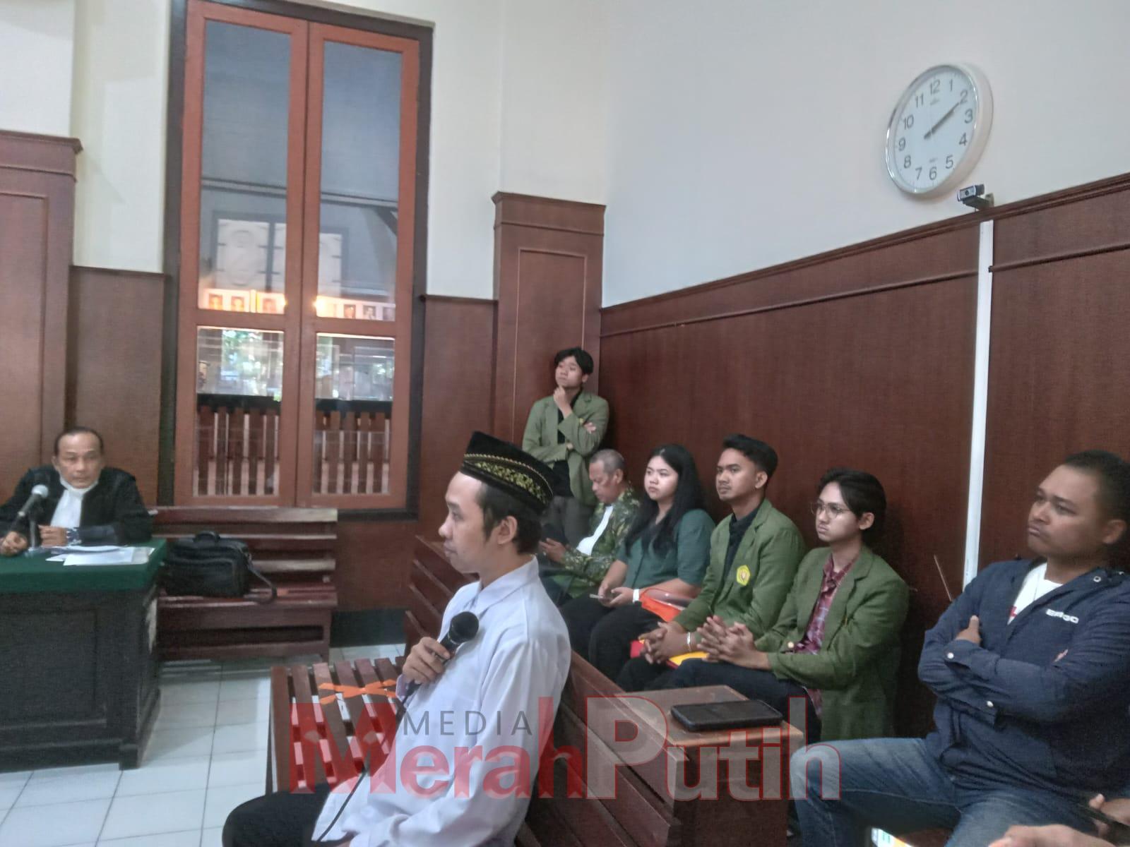 Dihadapan majelis hakim terdakwa menegaskan bahwa pembelian tanah di Pakuwon belum terjadi karena belum tercapainya kesepakatan harga, dan uang yang terdakwa terima belum dikembalikan kepada korban karena telah habis digunakan untuk pembelian emas, motor,