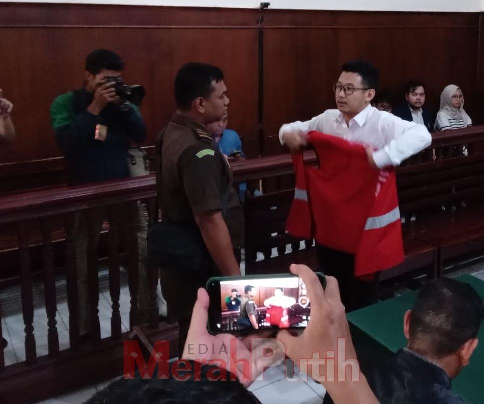Steven Antoni didakwa Tindak Pidana Pencucian Uang (TPPU) karena telah menampung uang hasil dari kejahatan narkoba dari jaringan internasional Freddy Pratama sejak sejak 2019 hingga 2023. Terdakwa ditangkap usai anak buah Freddy Pratama lainnya, Kosnadi t