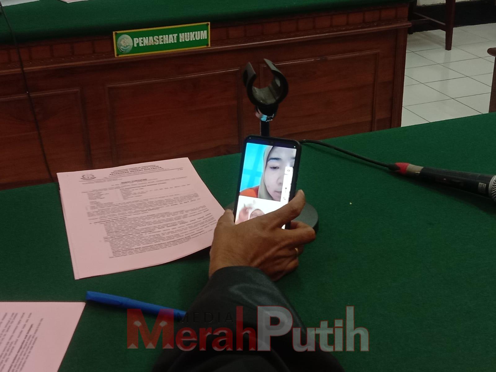 Winarti dinilai bersalah dalam tindak pidana penggelapan dalam jabatan yang merugikan keuangan Bank BTPN senilai Rp 1,7 miliar pada sidang penuntutan jaksa di Ruang Garuda 2 Pengadilan Negeri (PN) Surabaya, Rabu (08/05) I MMP I Totok Prastyo