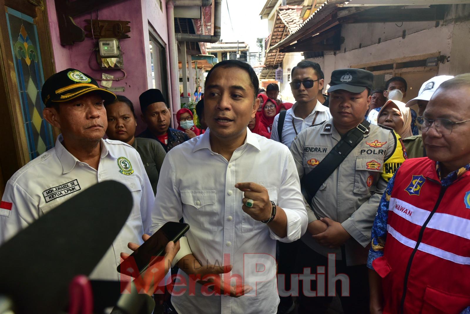 Wali Kota Eri Cahyadi usai blusukan di Siwalankerto dan Kutisari untuk mengecek beberapa titik pembangunan paving dan saluran baru. Dalam kesempatan itu ia menyinggung tengah menggagas program pendidikan gratis untuk jenjang SMA/SMK yang ditargetkan mulai
