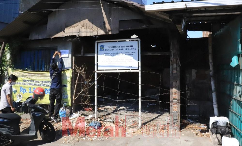 Upaya pemkot Surabaya menjaga aset fisik lewat pemasangan papan nama, penandaan batas, atau pembuatan pagar. Hingga Mei 2024, perlindungan fisik telah dilakukan untuk 1.078 register I MMP I dok