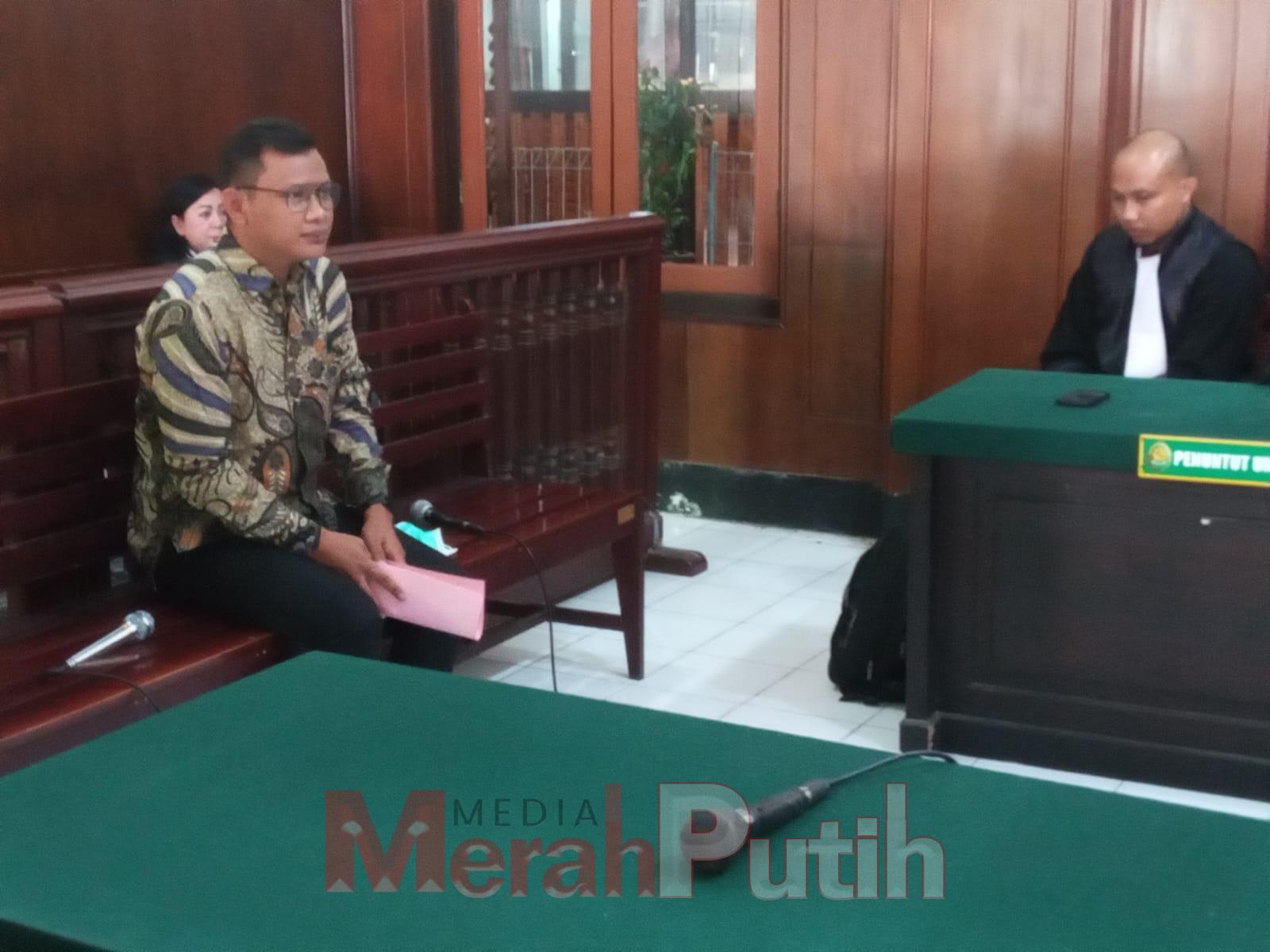 JPU Damang Anuwibo menyebut Dedy terbukti bersalah atas tindakan KDRT seperti yang diatur dalam Pasal 44 ayat (1) UU RI Nomor 23 Tahun 2004 terhadap istrinya. mengalami cedera fisik berupa memar pada bagian pipi kiri dan kanan, luka robek berdarah di bibi