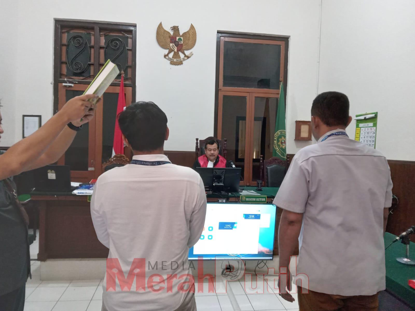 Dua saksi dari departemen penagihan, Heru Kurniawan dan Heru Setiawan, dihadirkan oleh WOMM selama persidangan gugatan wanprestasi terhadap pengkredit mobil Chintya di Pengadilan Negeri (PN) Surabaya, Selasa, (11/06) I MMP I Totok Prastyo