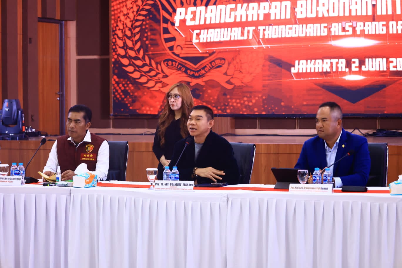 Dalam konferensi pers bersama otoritas Thailand di Bareskrim, Polri membeberkan kronologi pengejaran dan penangkapan terhadap buronan Chaowalit Thongduang dimulai pada Sabtu, 25 Mei 2024, ketika tim gabungan melakukan penyelidikan dengan koordinasi wilaya