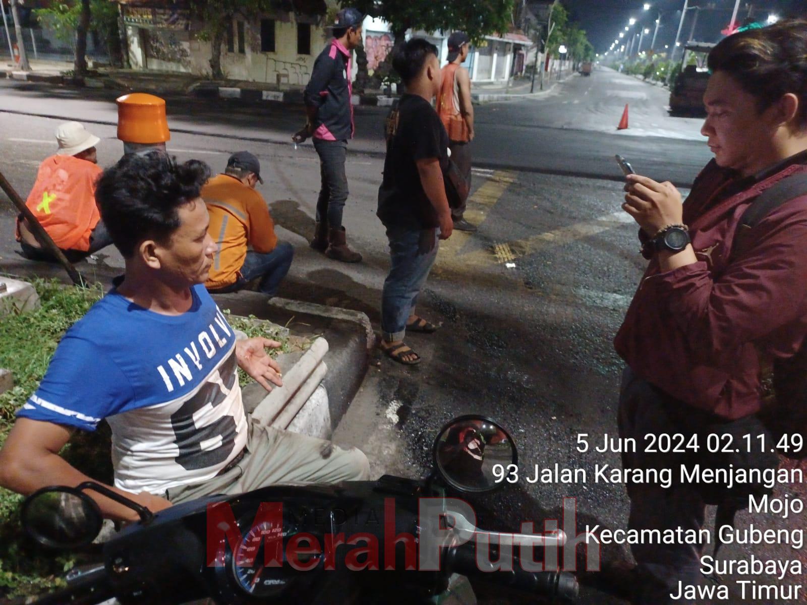 M. Yusuf Sitorus, warga pacar kembang, korban dari proyek aspal di jalan Karang Menjangan saat menunjukkan luka di tangan dan di bagian kaki sebelah kiri I MMP I Dhimas 
