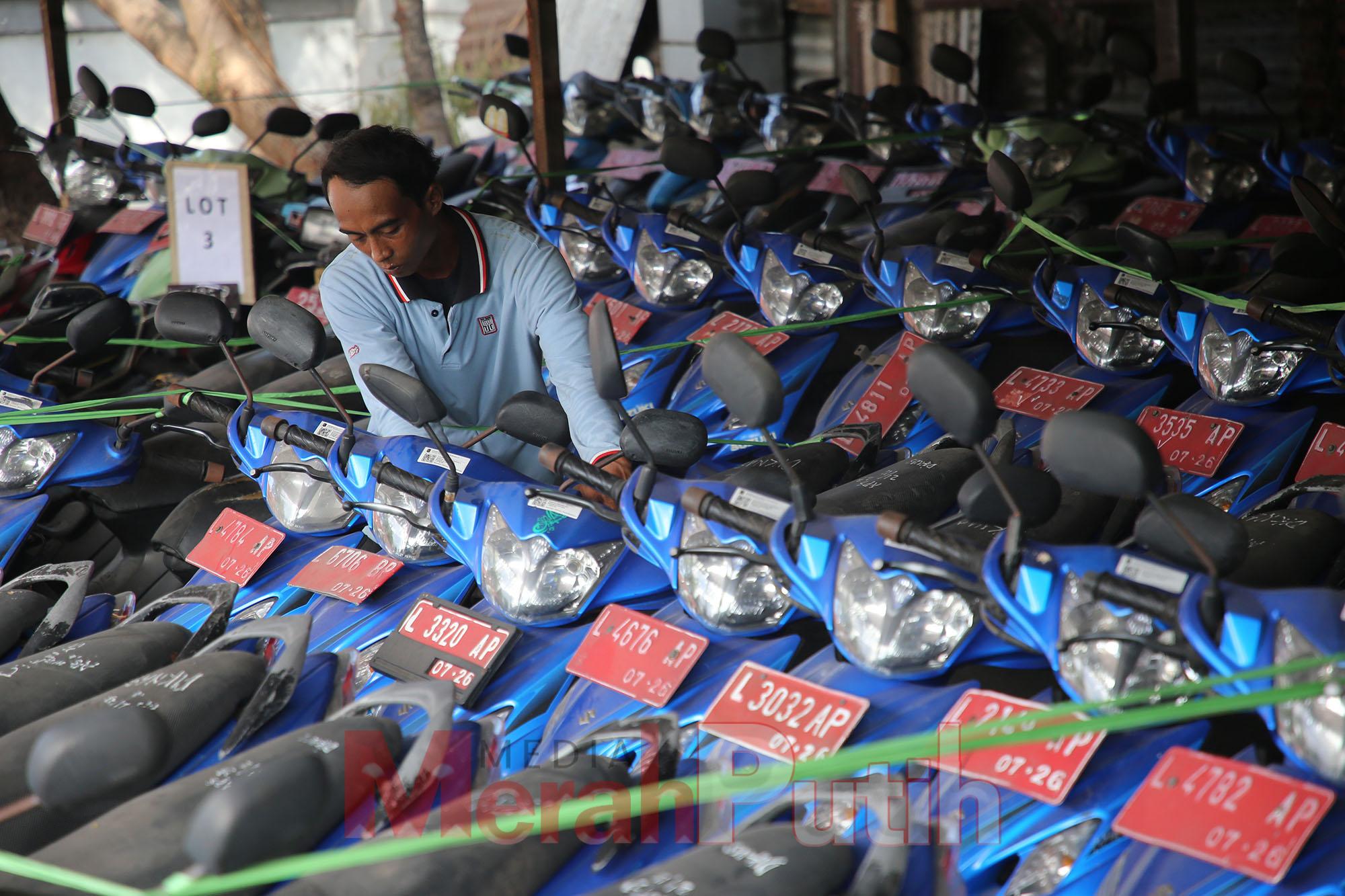 Upaya lelang kendaraan operasional Dinas Pemkot Surabaya ini dilakukan untuk memastikan bahwa biaya pemeliharaan kendaraan benar-benar efektif dan efisien. Kendaraan yang berusia lebih dari tujuh tahun diklaim tidak lagi efisien dalam hal biaya perawatan 