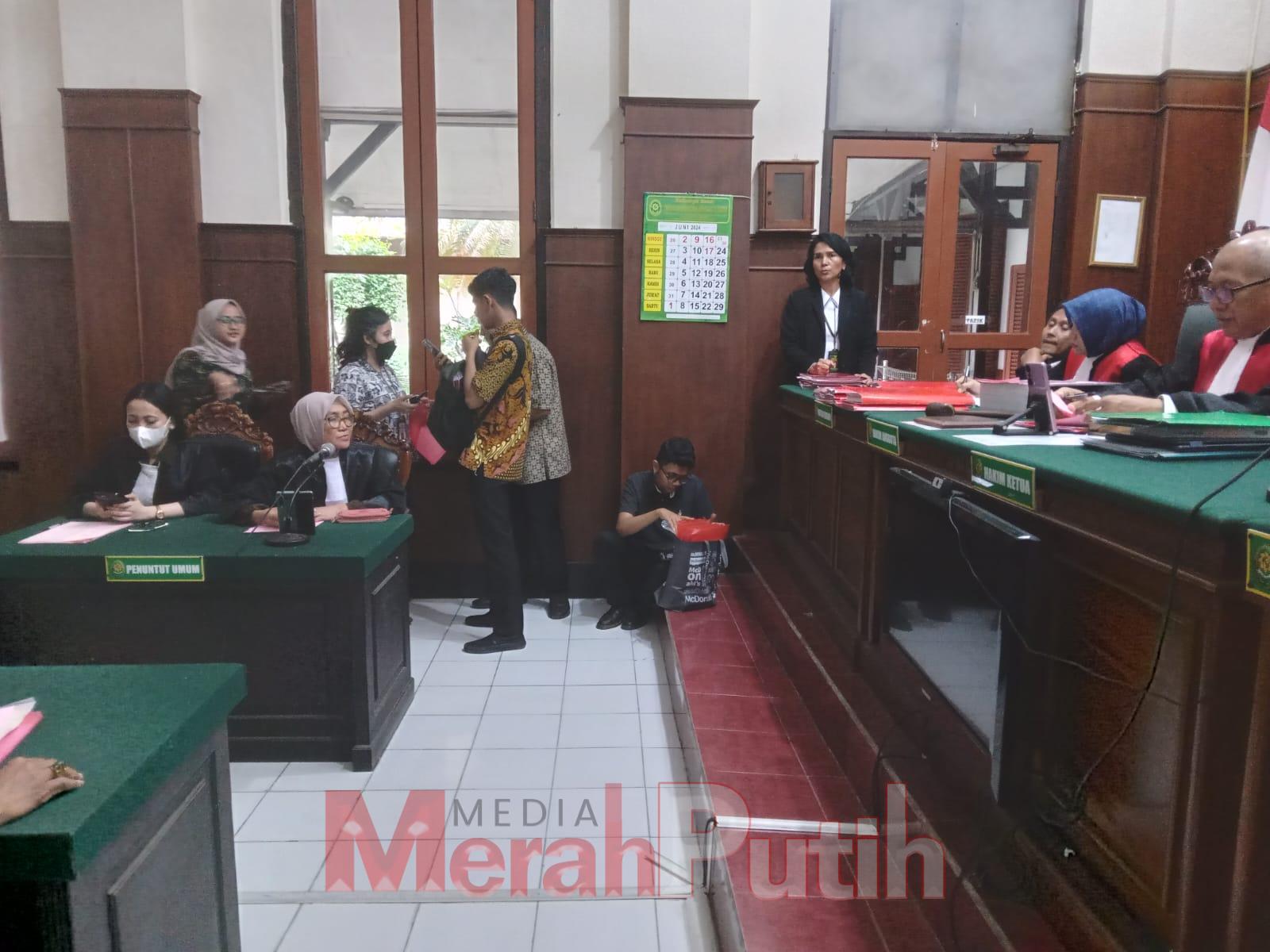 Suasana sidang dugaan kasus penipuan dan penggelapan yang menjerat seorang marketing Yulius Kurniawan PT. Emitraco Tranportasi Mandiri (ETM) yang mengakibatkan kerugian perusahaan sebesar Rp 365 juta diadakan di Ruang Tirta 2 PN Surabaya, Senin (03/06) I 